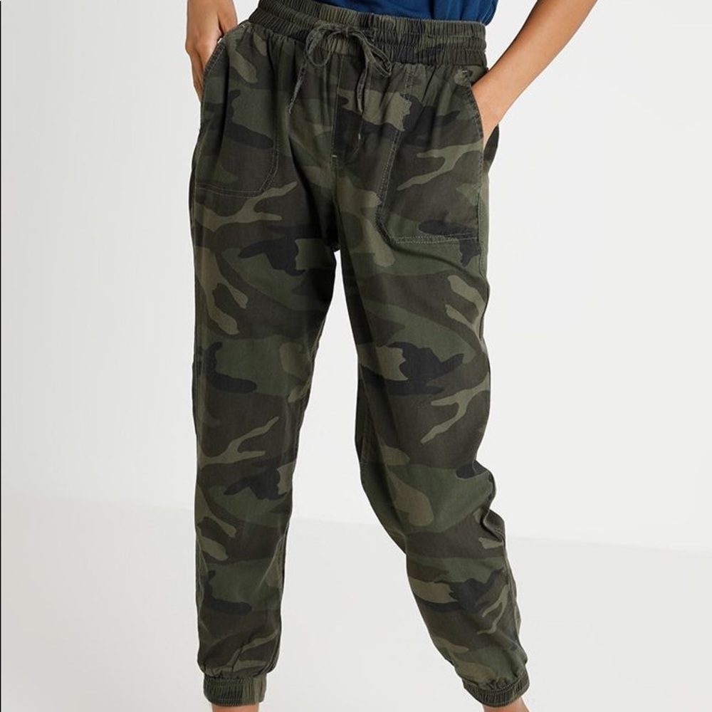 Hollister High-Rise Camo Jogger